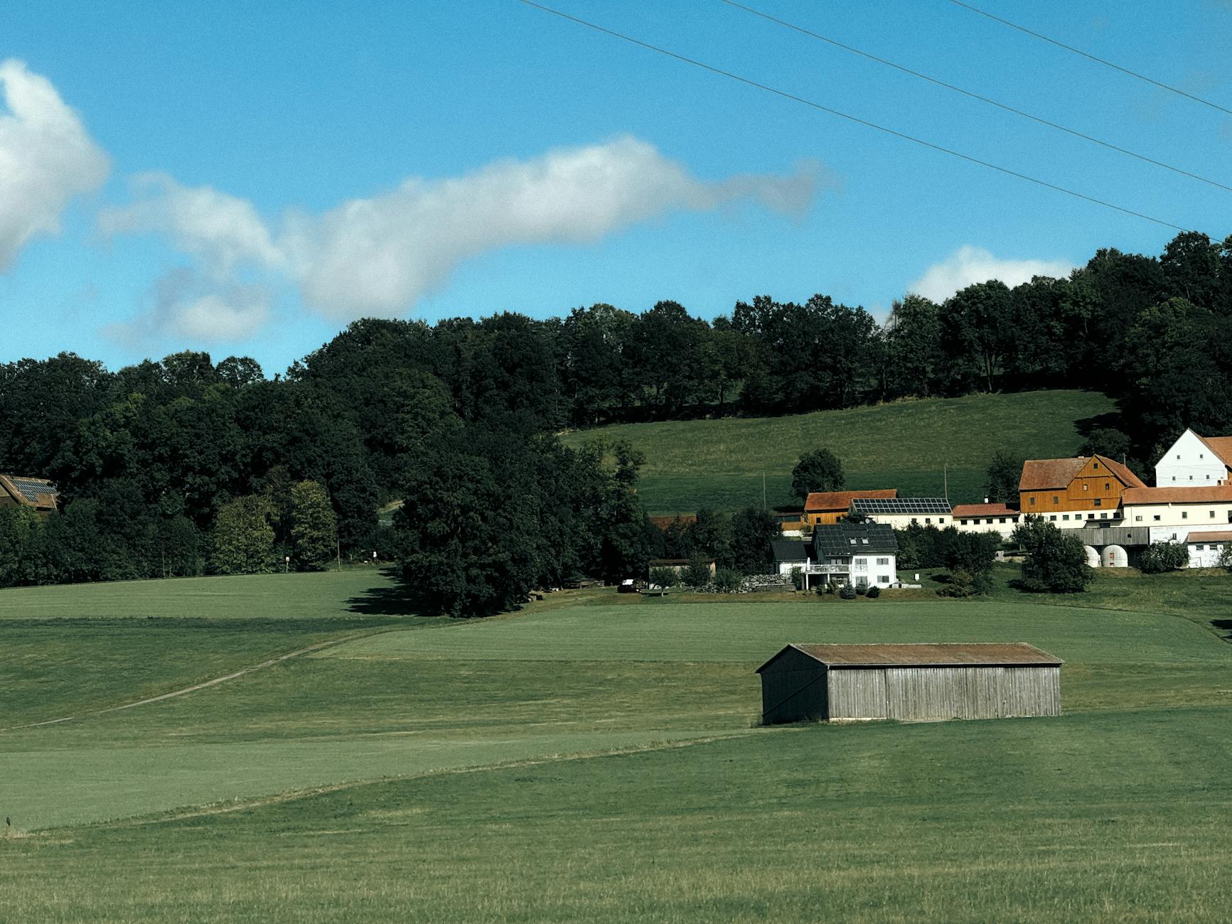 Wiejska panorama Bad Berneck z polami i zabudowaniami gospodarstwa
