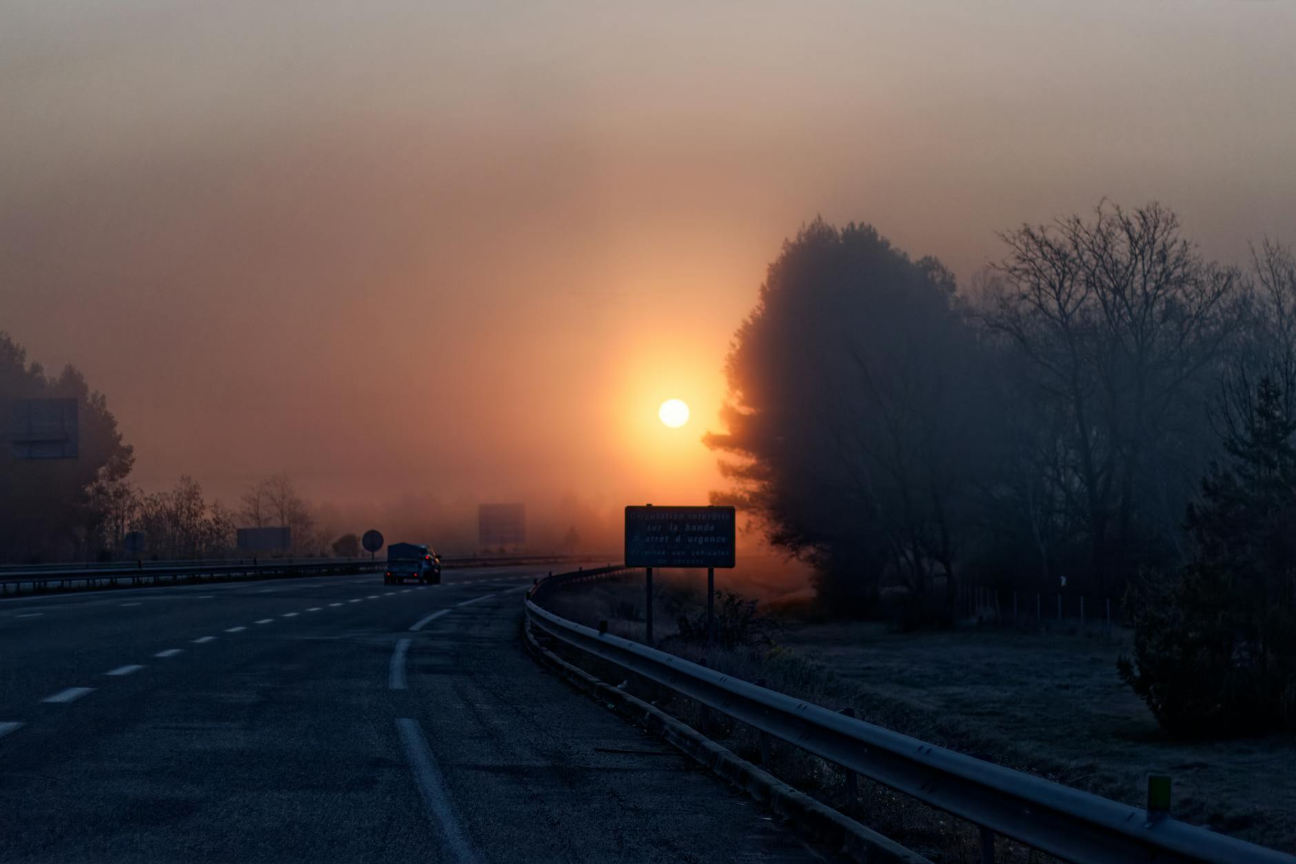Mglisty wschód słońca nad pustą drogą we Francji
