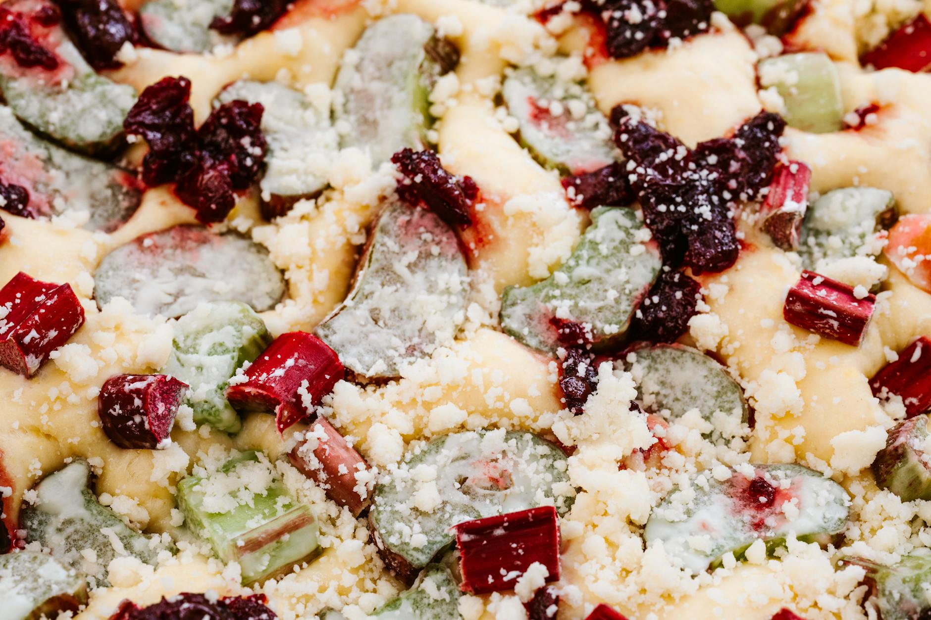 Zbliżenie na drożdżowe ciasto z rabarbarem, kruszonką i owocami