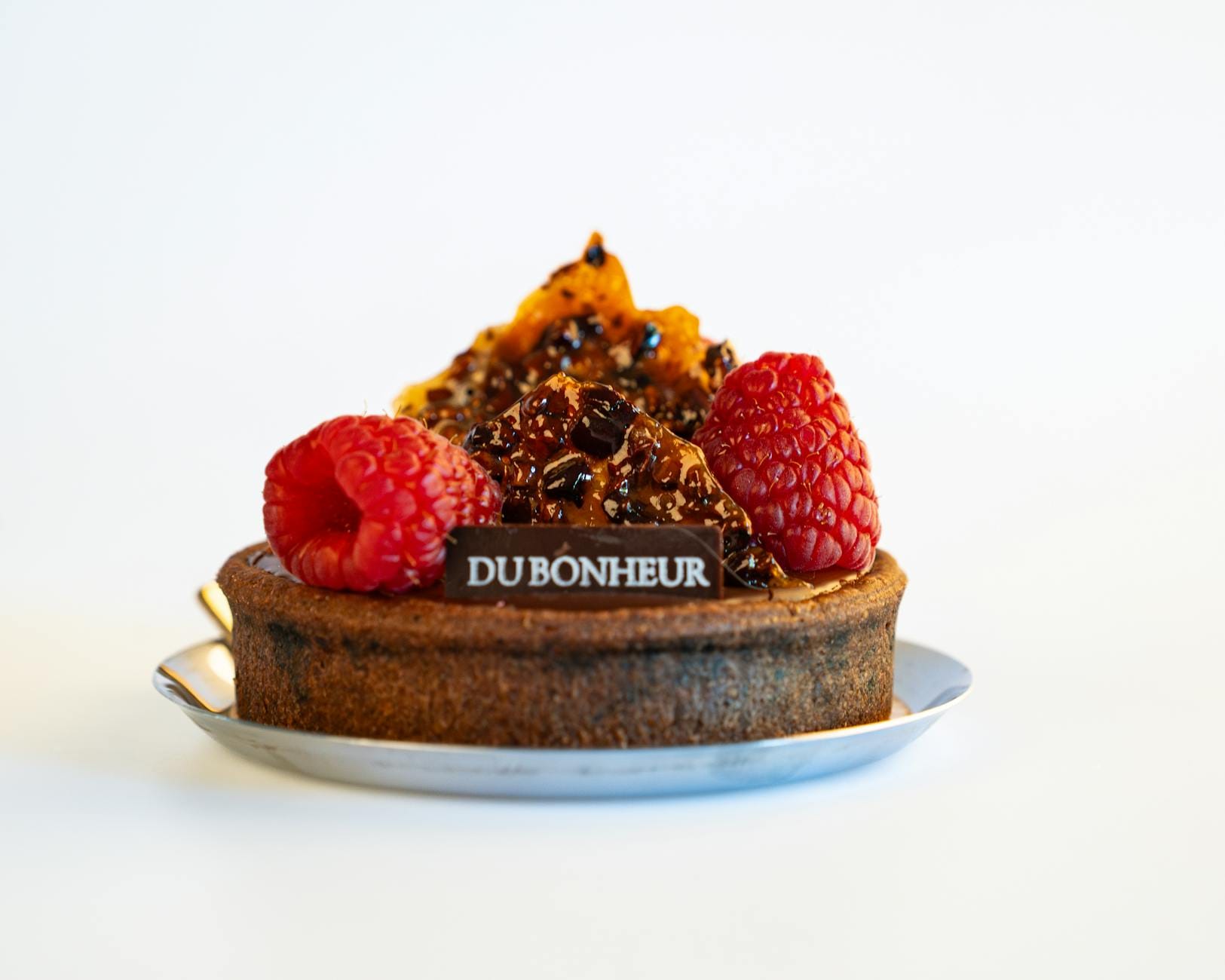 Zbliżenie na tartę malinową z karmelizowanyym wierzchem