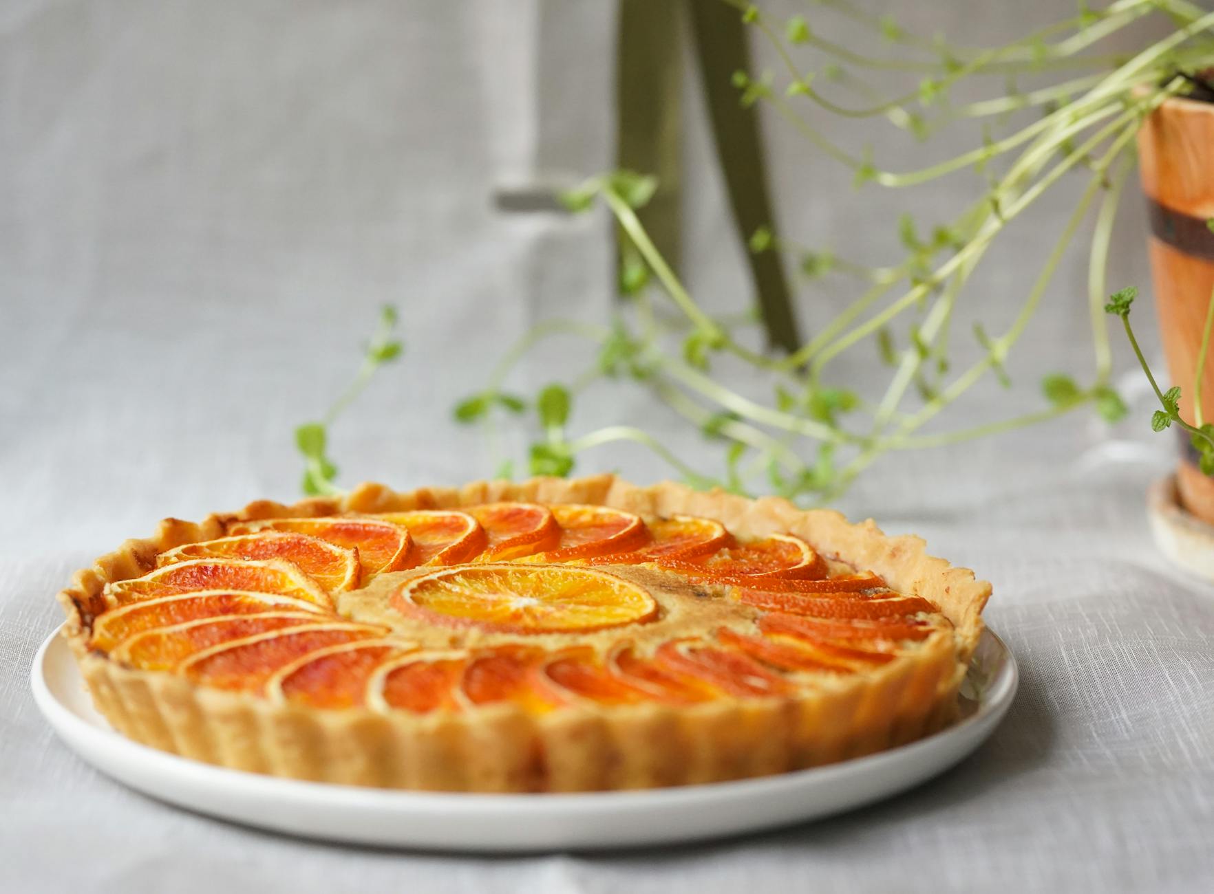 Domowa tarta cytrusowa z plasterkami pomarańczy na wielkanocny stół