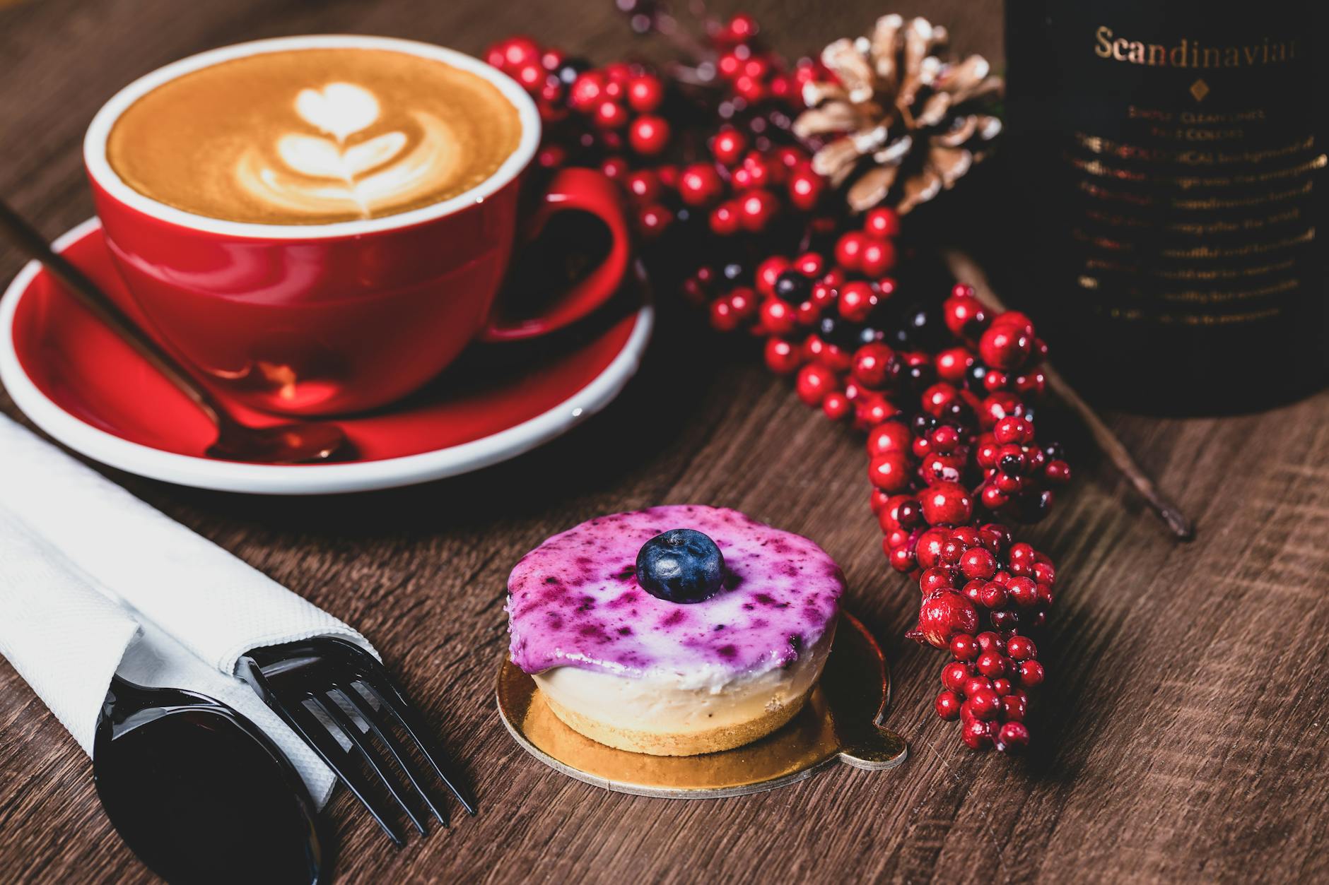 Kawa latte i serniczek na zimno z borówkami na piknikowym stole