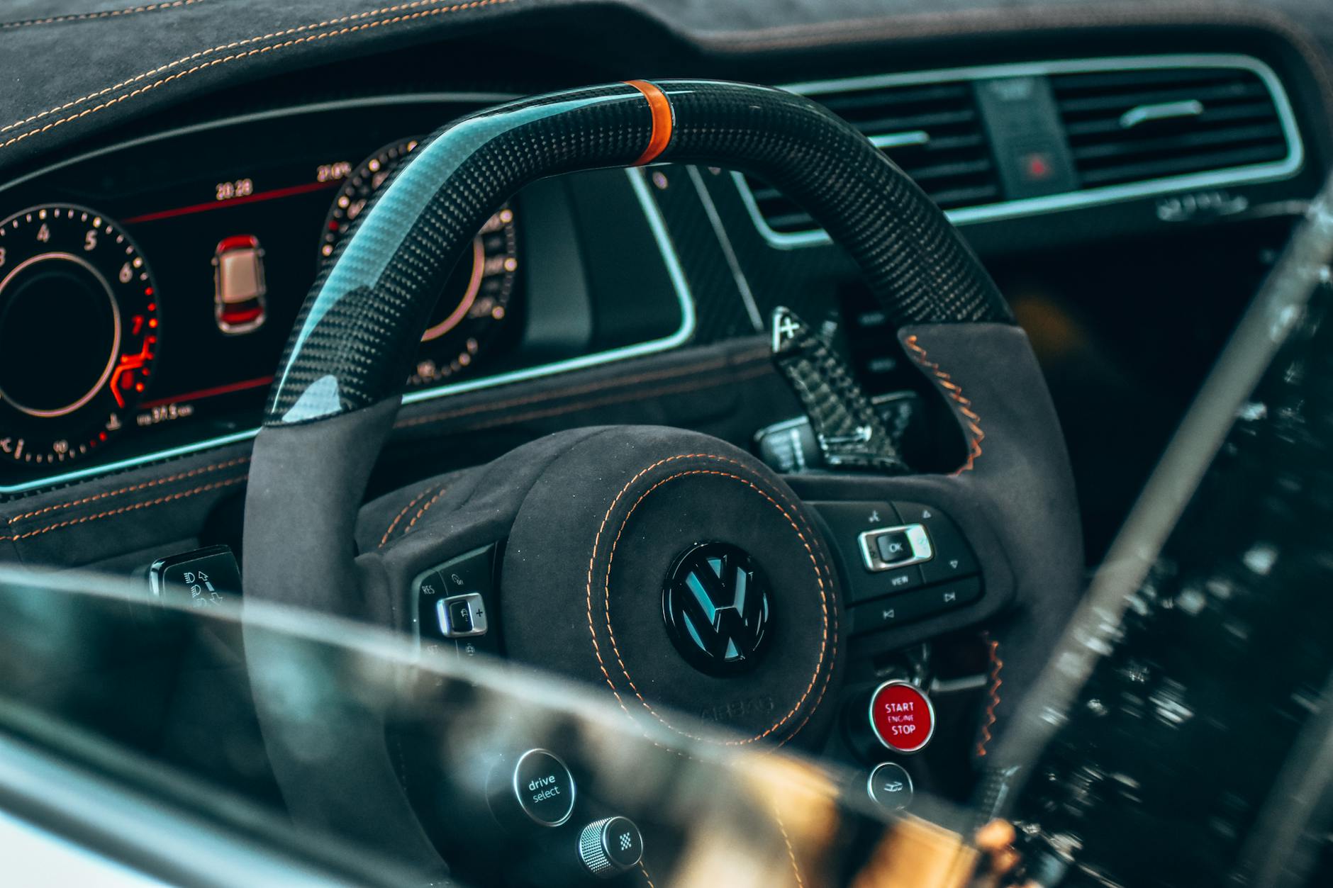Wnętrze Volkswagena z kierownicą i deską rozdzielczą