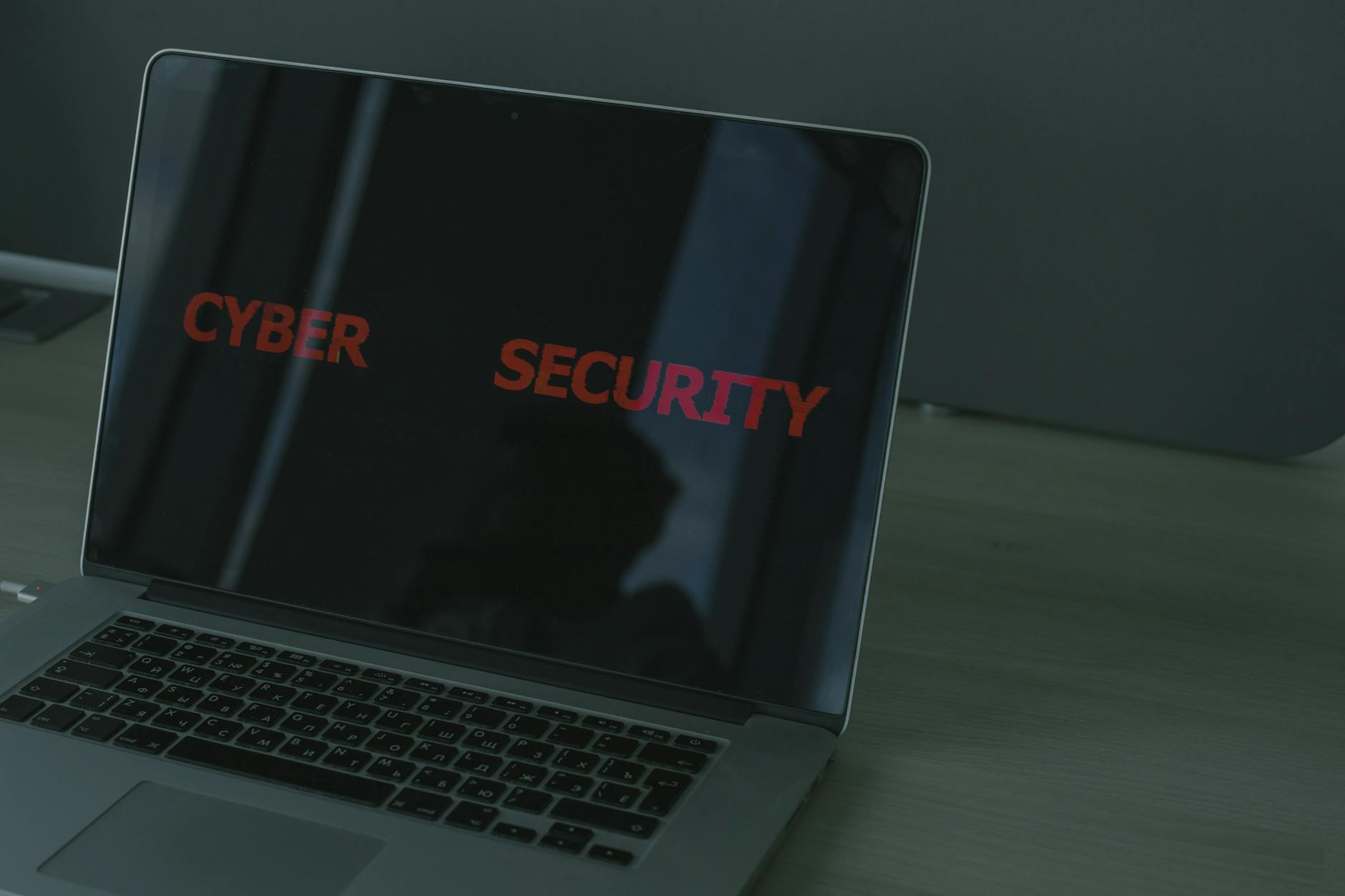 Zbliżenie laptopa z tekstem o cyberbezpieczeństwie na ekranie