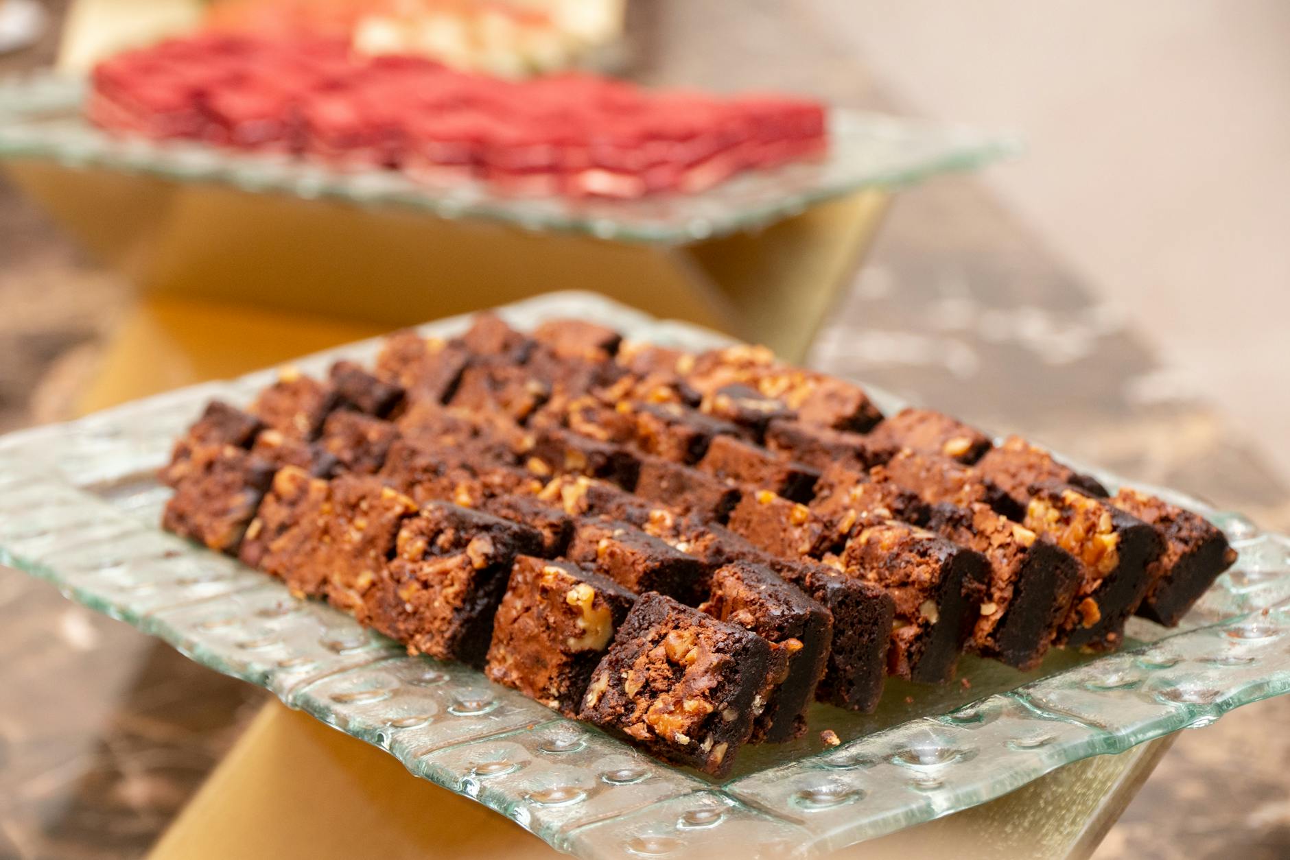 Zbliżenie na kawałki czekoladowego brownie z orzechami na talerzu