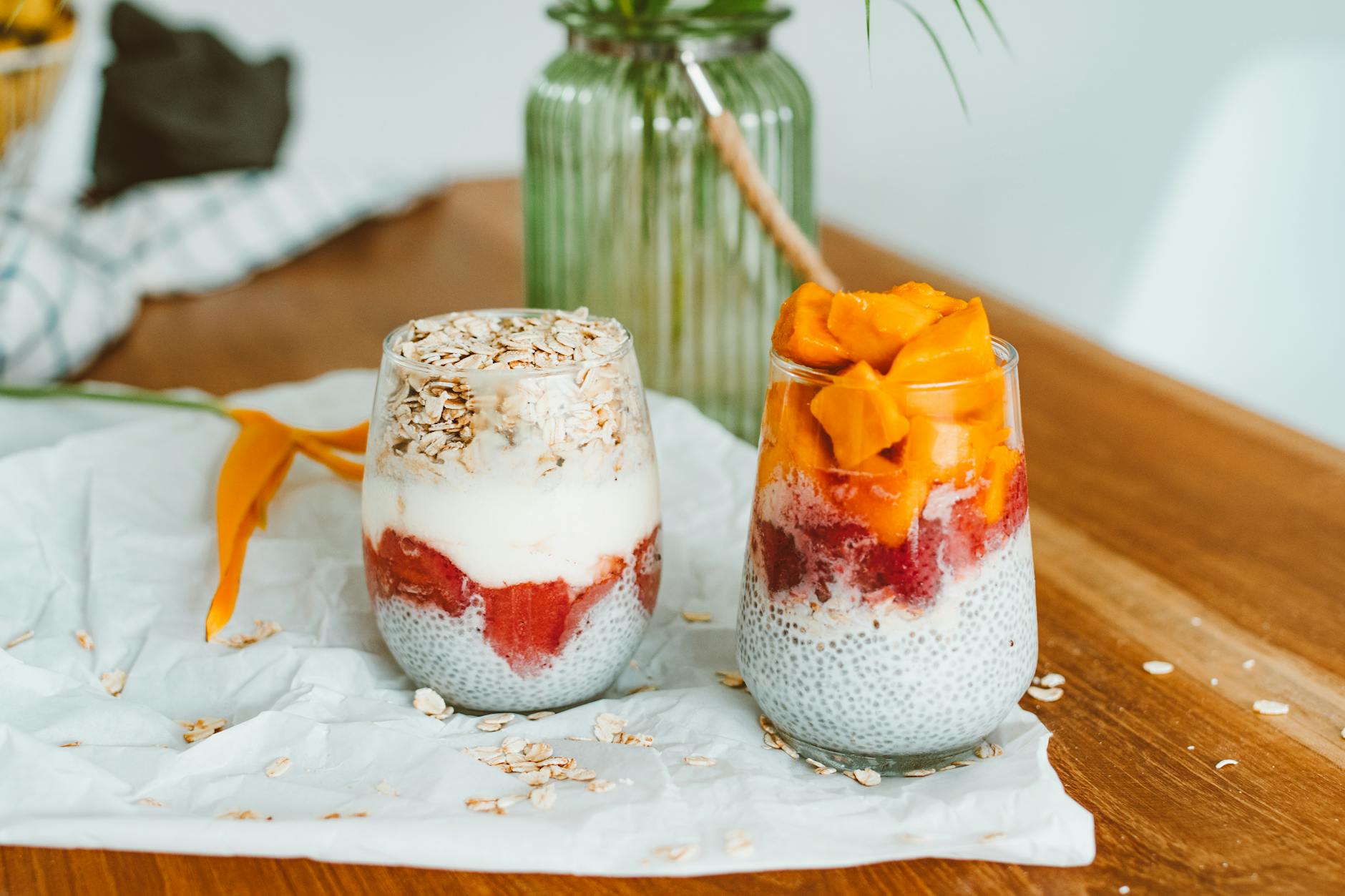 Deser chia w szklankach z mango, truskawkami i płatkami owsianymi