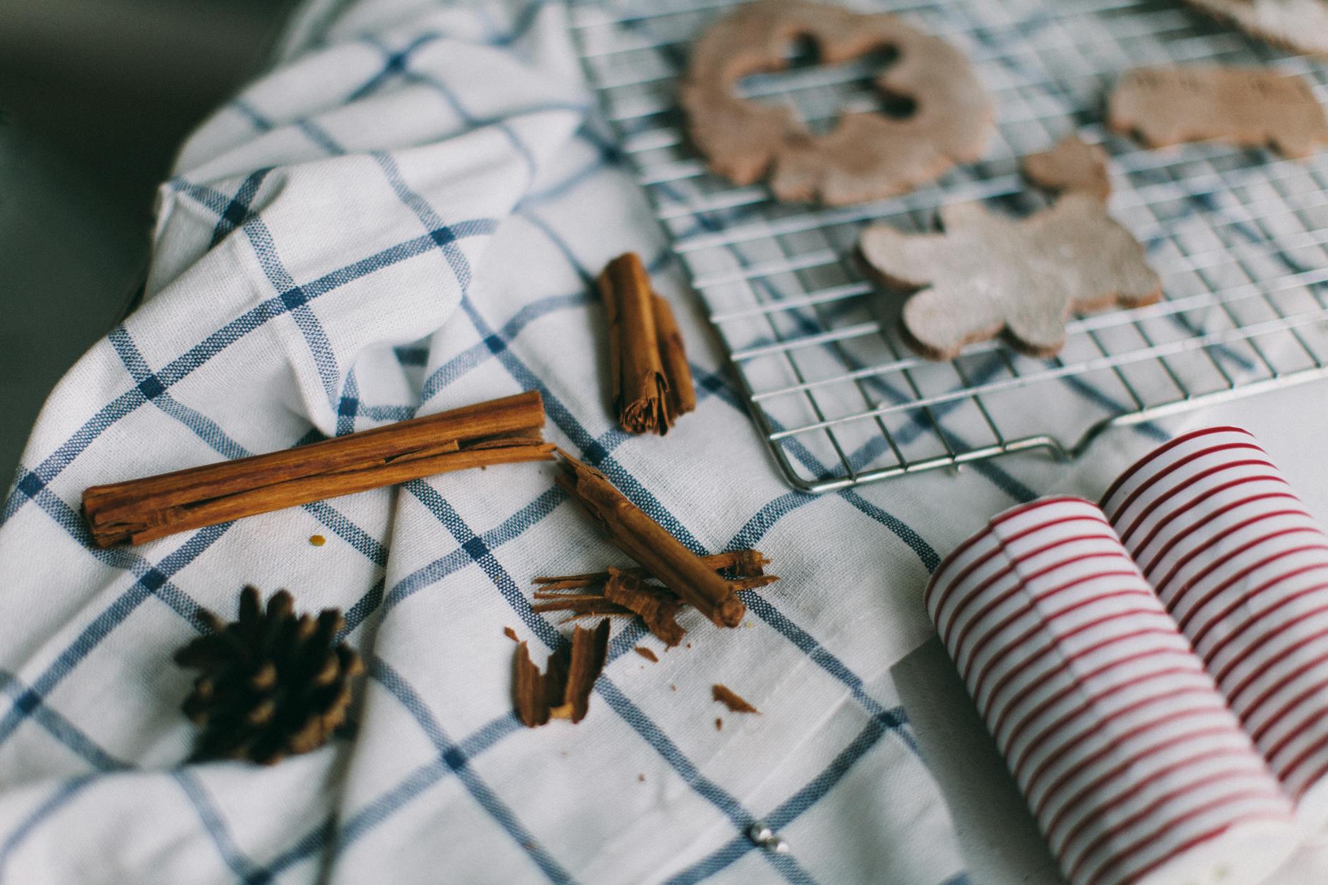 Jesienne pieczenie ciasteczek z cynamonem w przytulnej, domowej kuchni