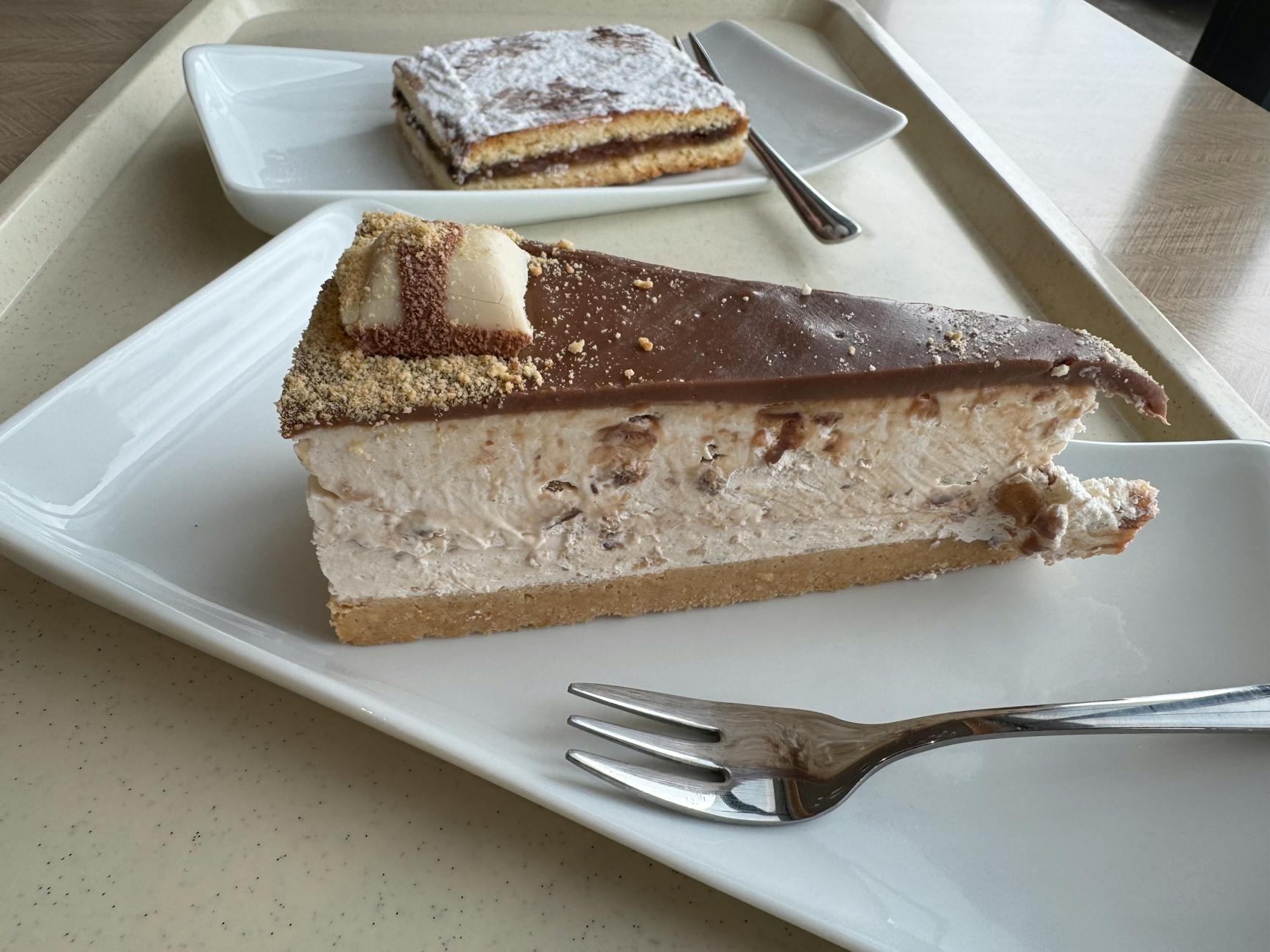 Kawałek sernika waniliowo‑czekoladowego na białym talerzu