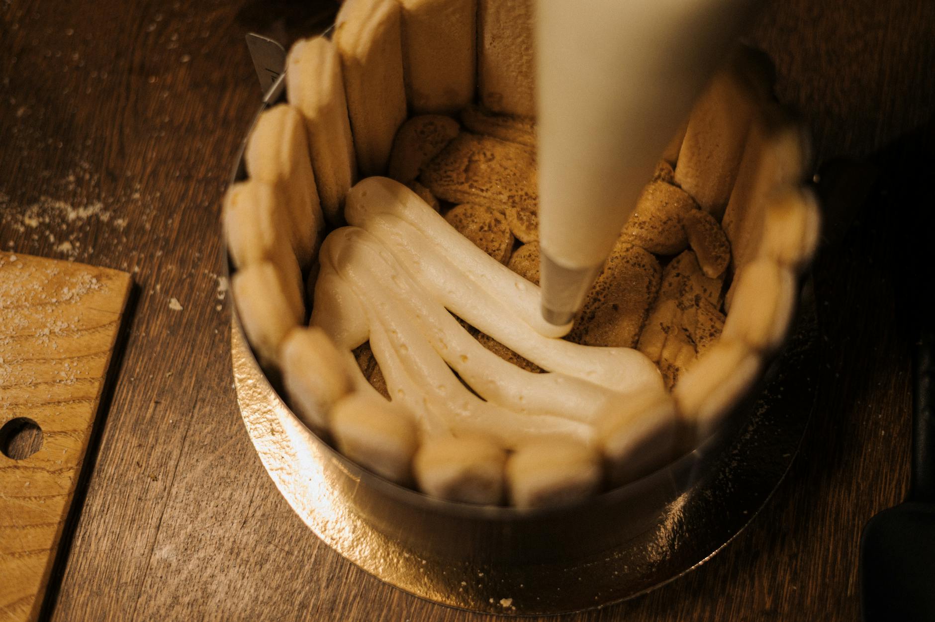 Kremowe mascarpone wyciskane na spodzie z herbatników do ciasta bez pieczenia