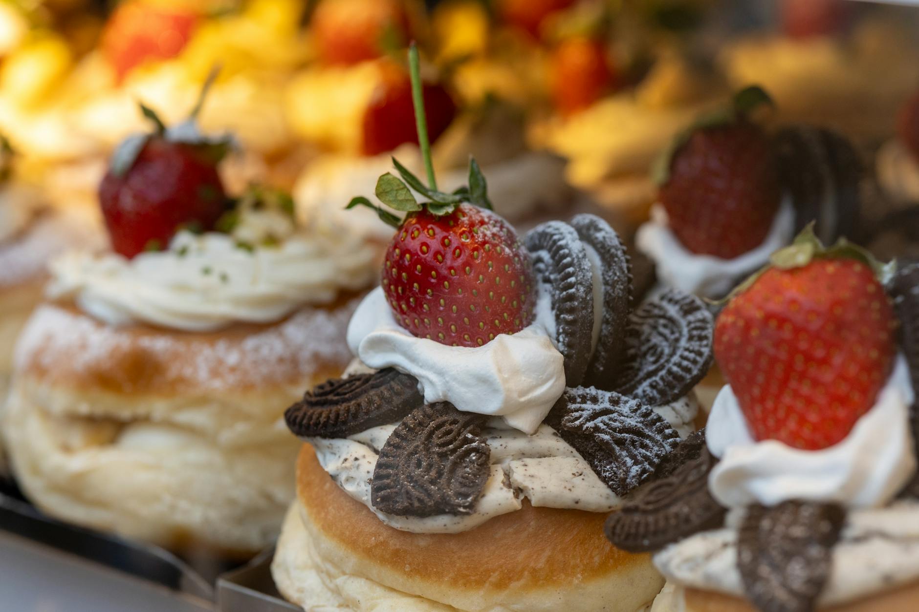 Pączki z kremem truskawkowym i ciasteczkami Oreo na wystawie