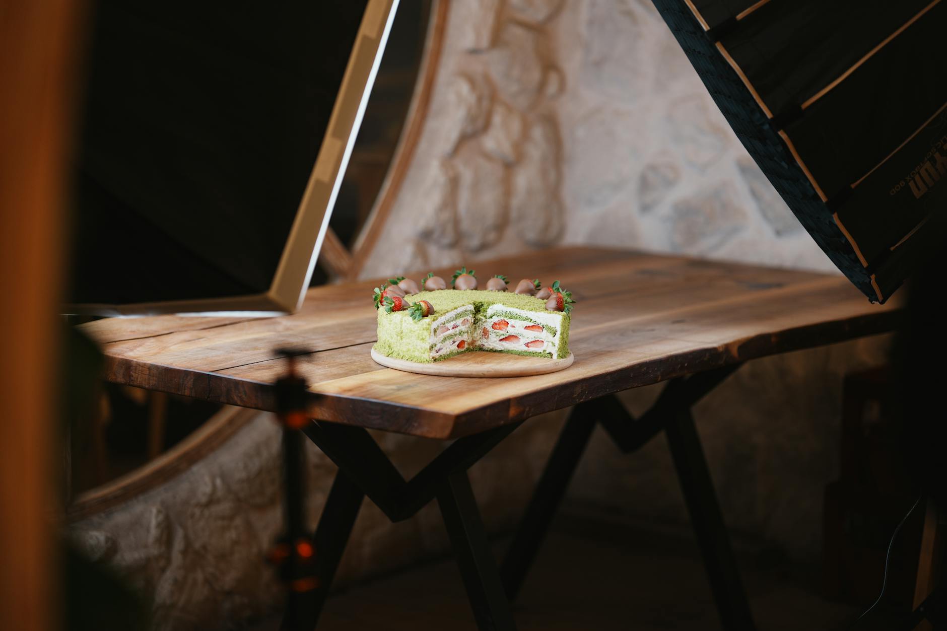 Warstwowy biszkopt jak z cukierni na talerzu w przytulnej scenerii