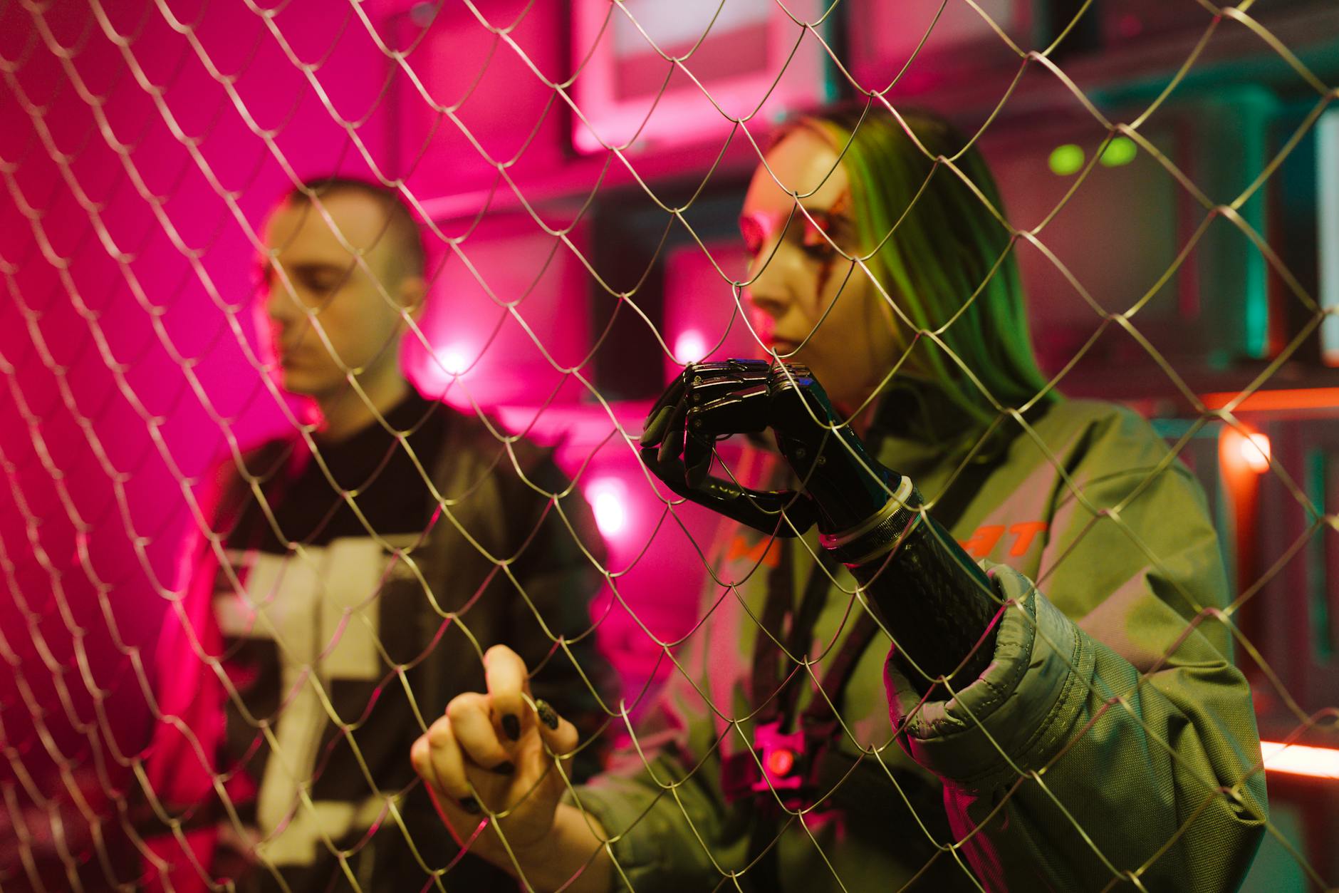 Dwie osoby w cyberpunkowym otoczeniu neonów w futurystycznym mieście