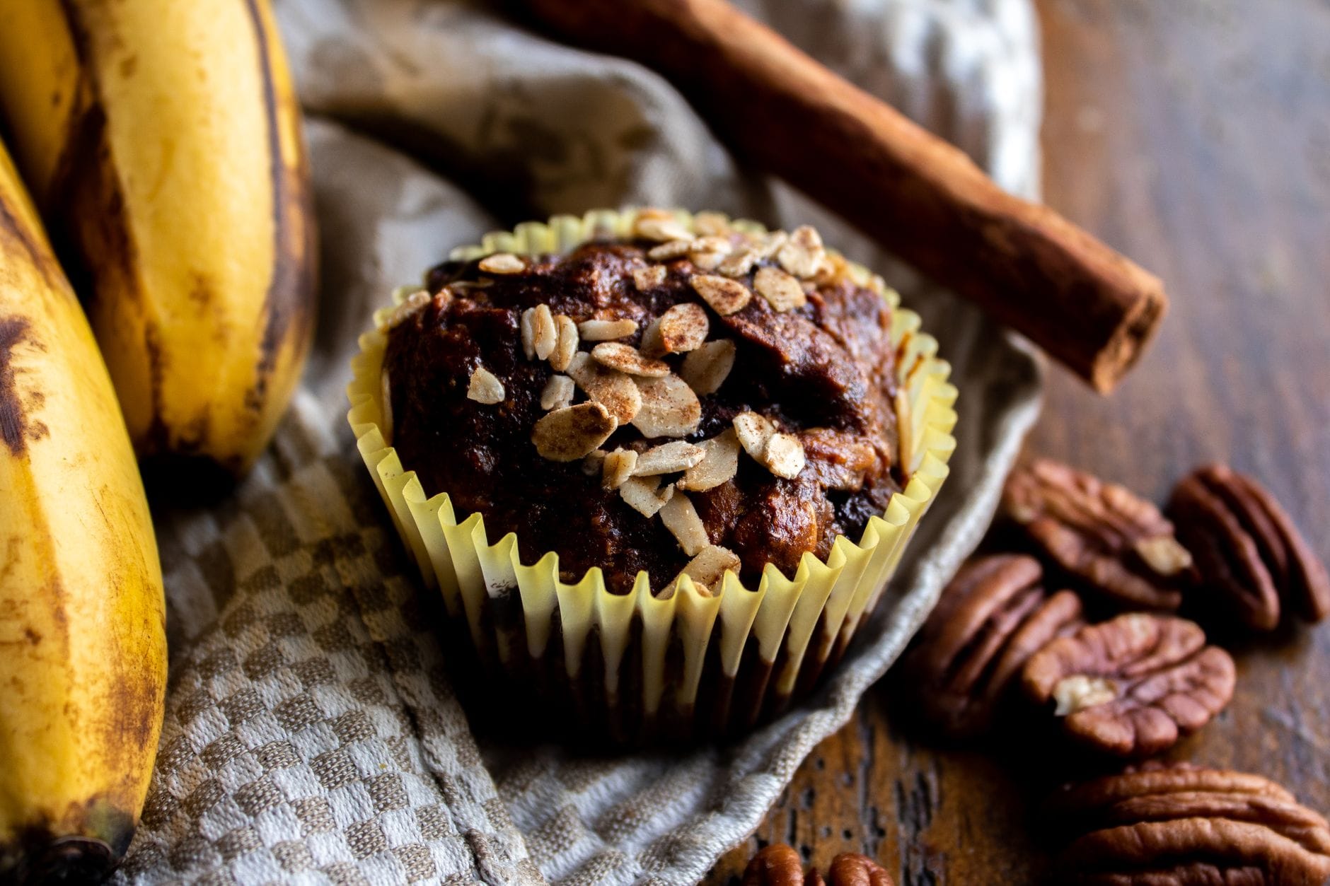 Muffinka bananowo-owsiana z orzechami w zbliżeniu Muffinka bananowo-owsiana z orzechami w zbliżeniu