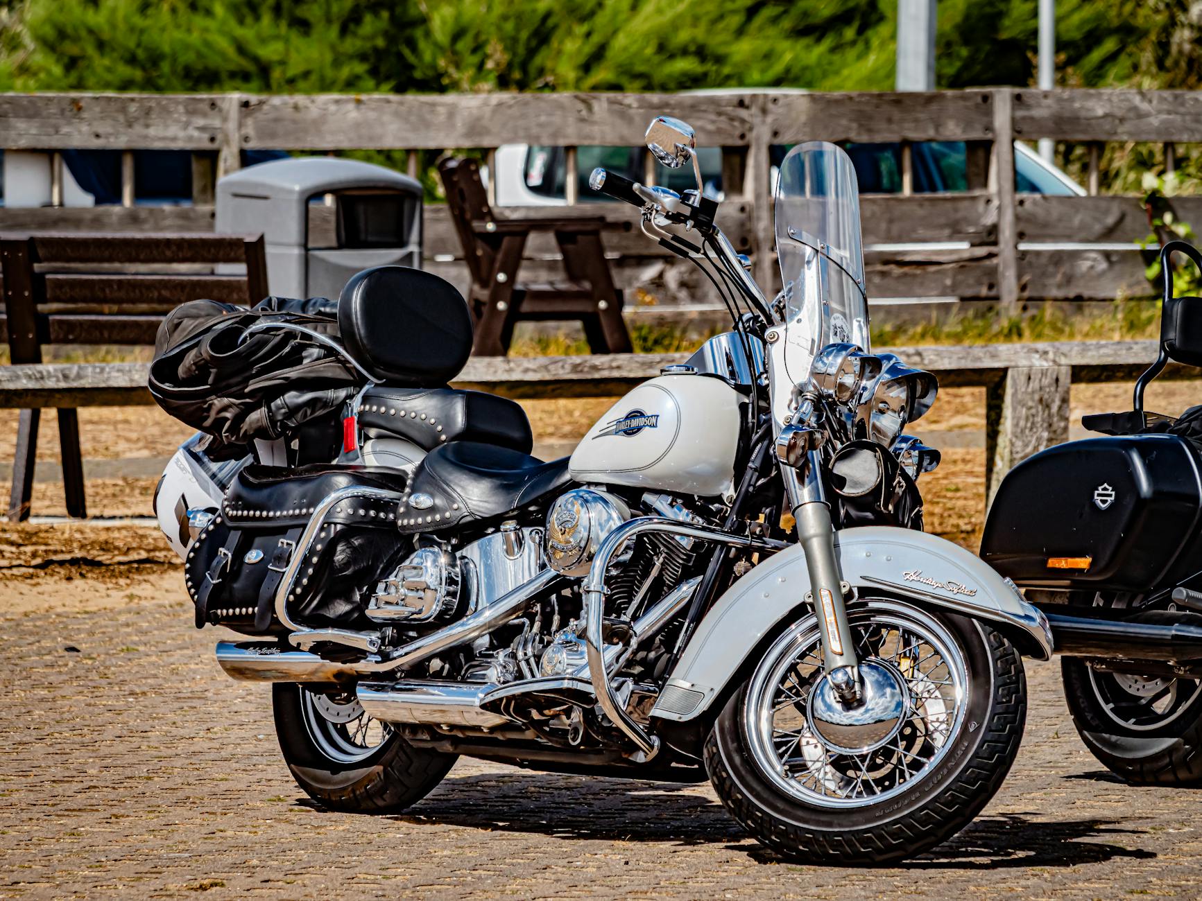 Zabytkowy motocykl Harley Davidson zaparkowany w słońcu na zewnątrz