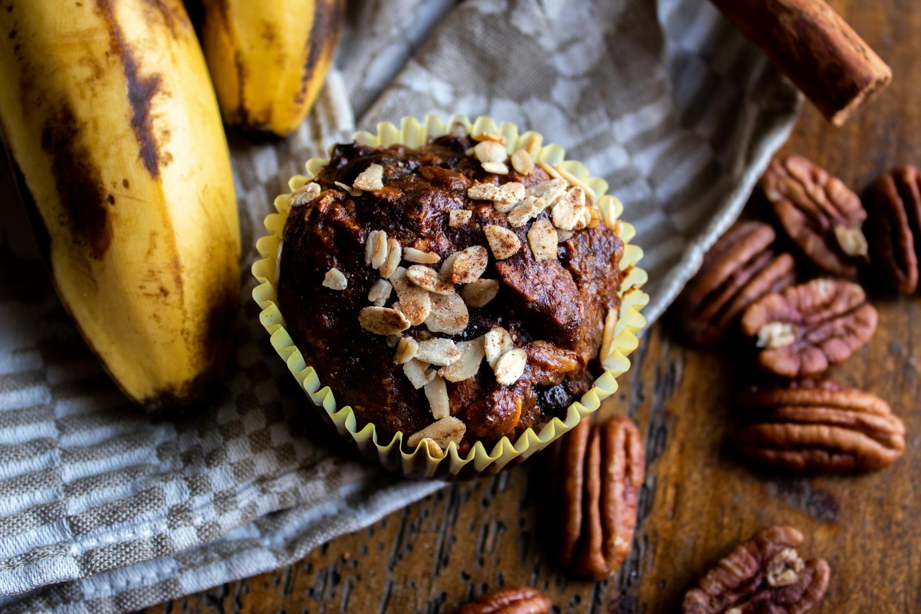 Zbliżenie na muffinkę bananową z płatkami owsianymi i orzechami