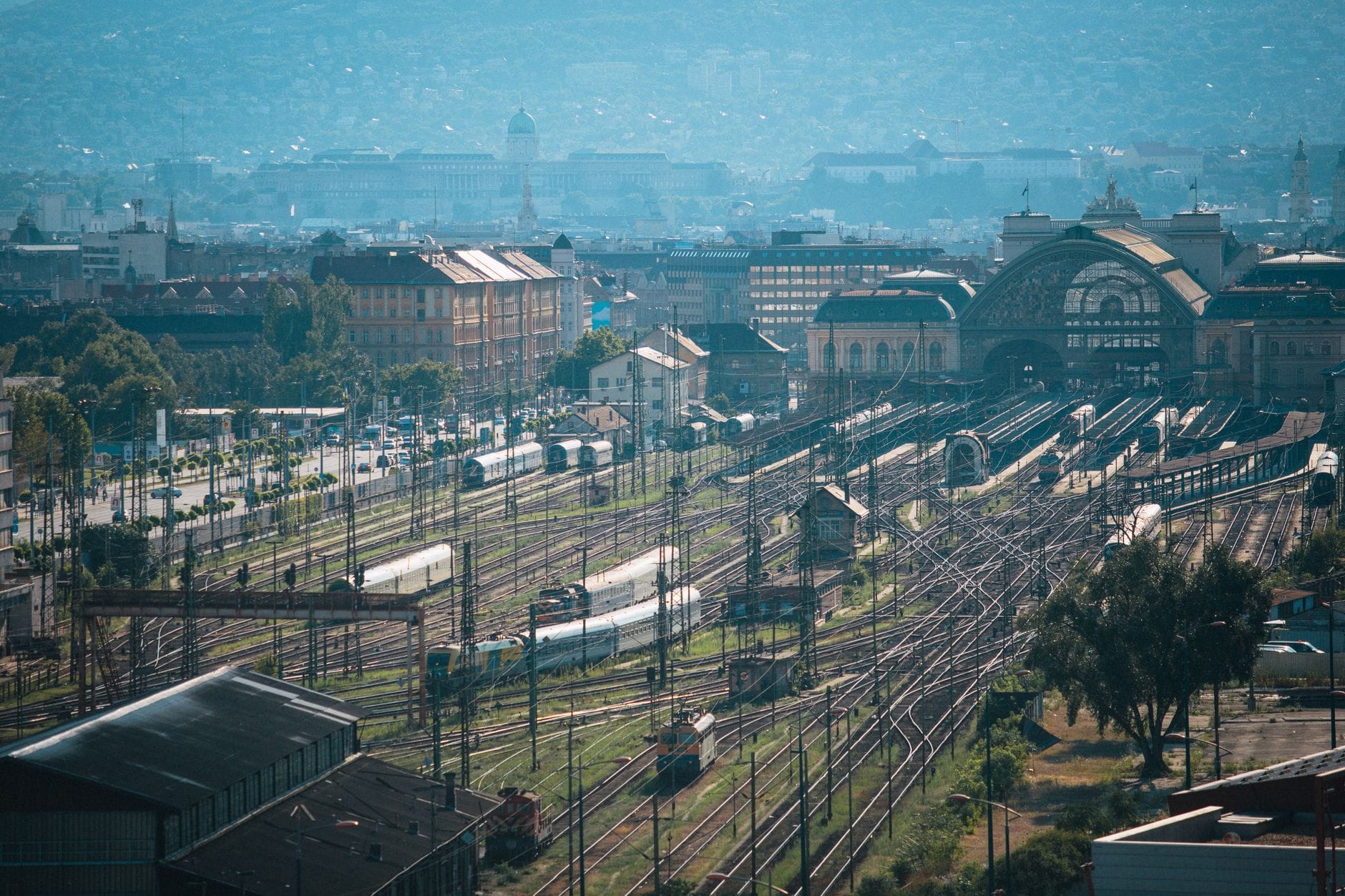 Panorama Budapesztu z widokiem na ruchliwą stację kolejową