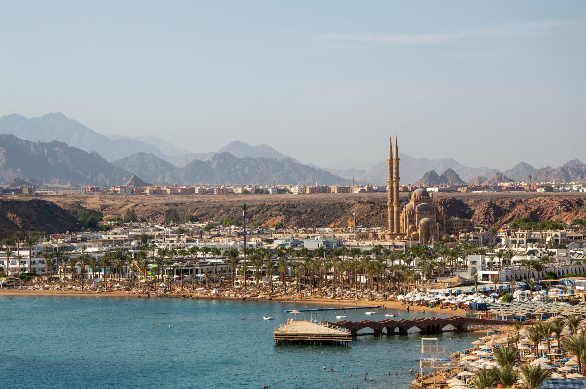Panorama Sharm El Sheikh z lotu ptaka z wybrzeżem i górami w tle