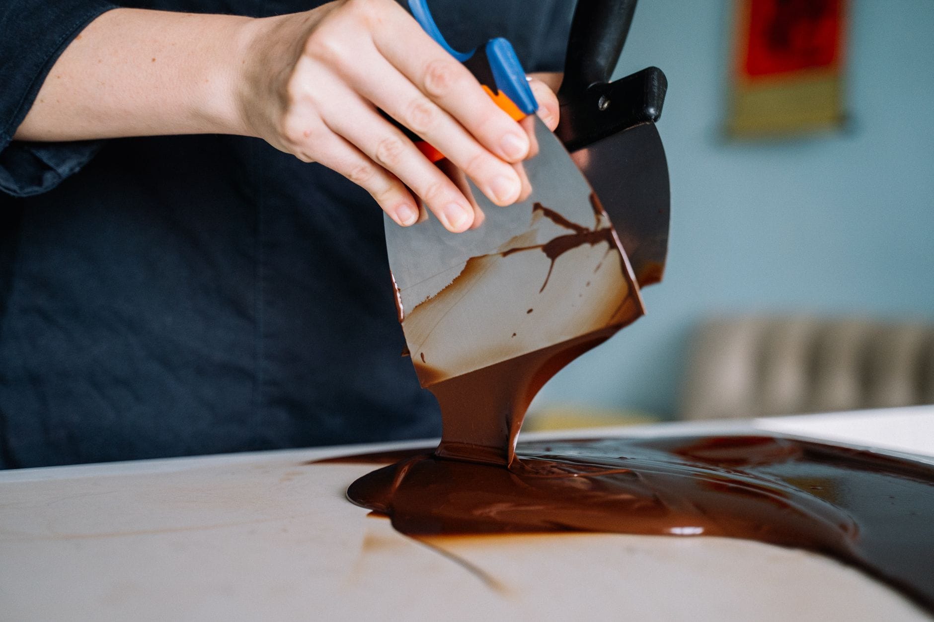 Ręczne temperowanie płynnej czekolady na blacie kuchennym Ręczne temperowanie płynnej czekolady na blacie kuchennym