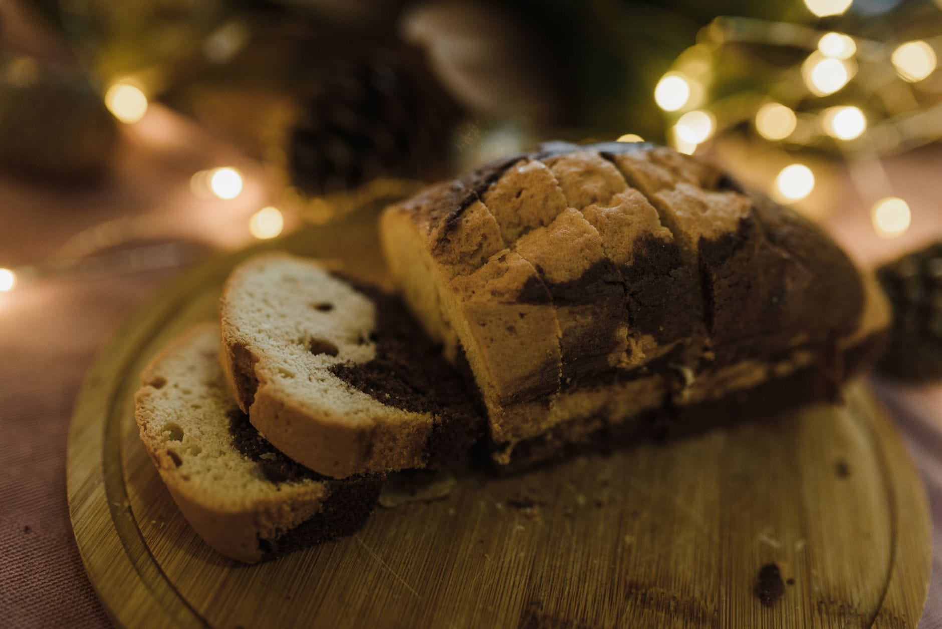 Kawałki marmurkowego ciasta na desce w świątecznym świetle