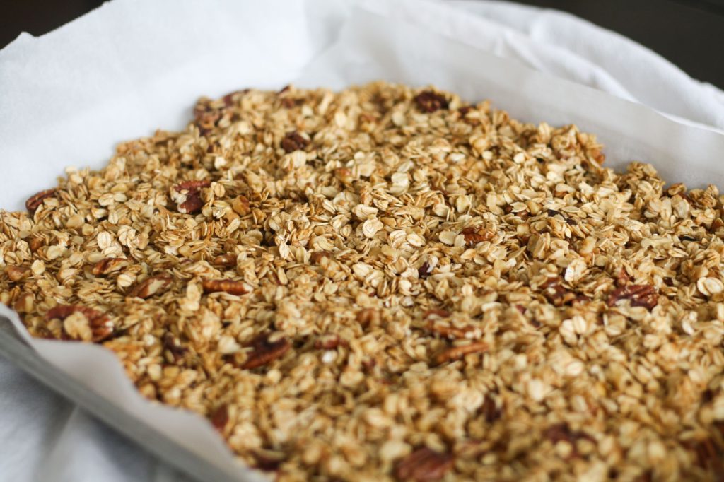 Domowa granola z płatkami owsianymi i pekanami na papierze do pieczenia