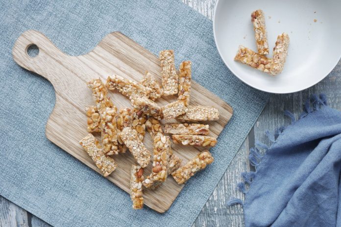 Domowe batony granola na drewnianej desce do krojenia Domowe batony granola na drewnianej desce do krojenia